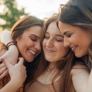 Struggling how to make new friends: 12 easy and effective tips to help you out