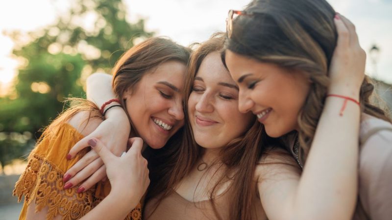 Struggling how to make new friends: 12 easy and effective tips to help you out